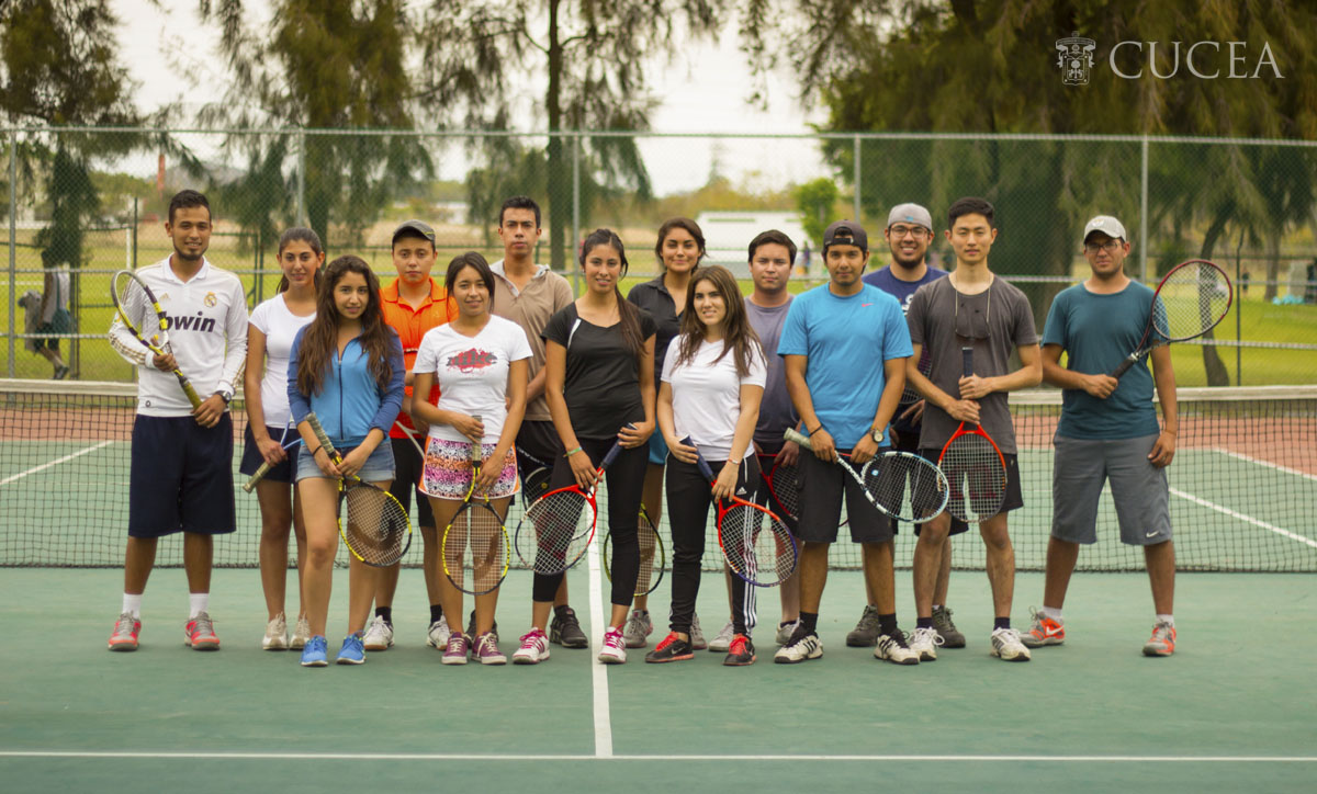 Grupo de estudiantes jugadores de tenis