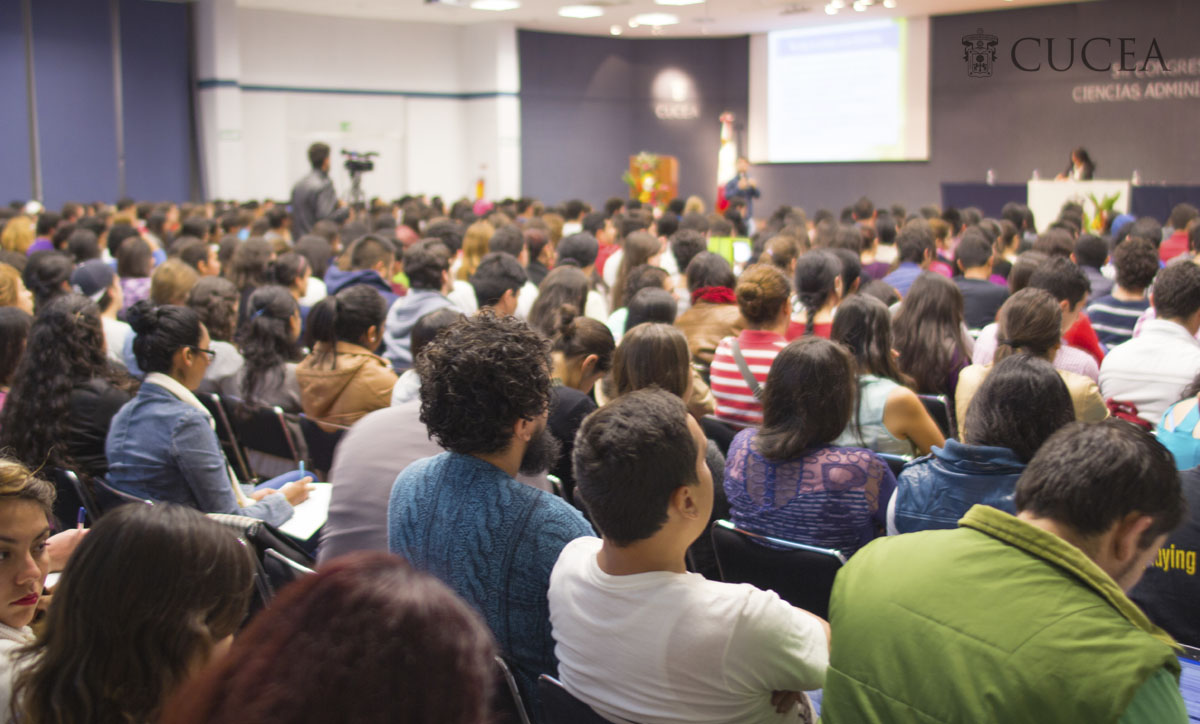 Auditorio con estudiantes en una conferencia