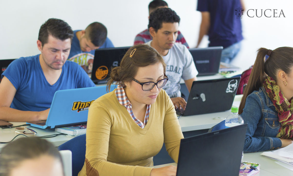 Grupo de estudiantes trabajando en laptops
