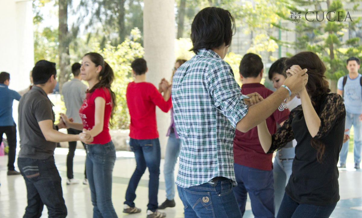 Grupo de estudiantes bailando en aulas amplias