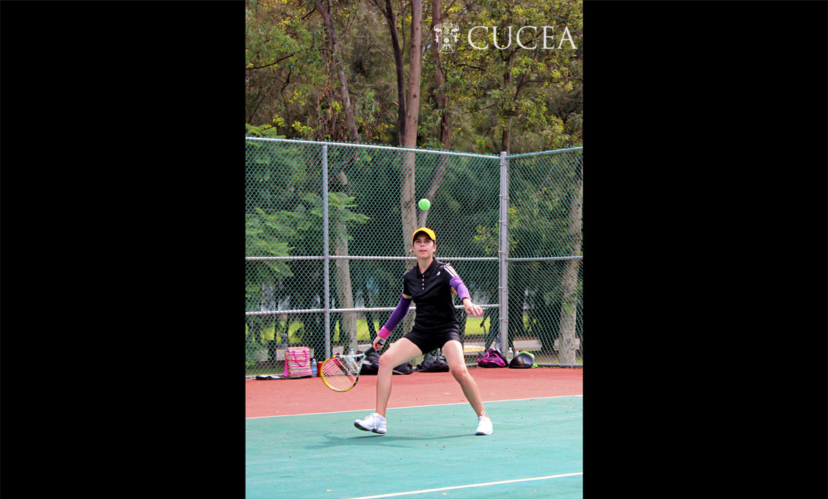 Estudiante jugando tenis