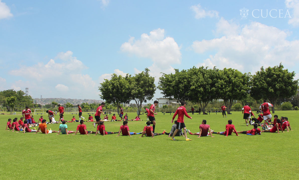 Grupo de estudiantes entrenando futbol