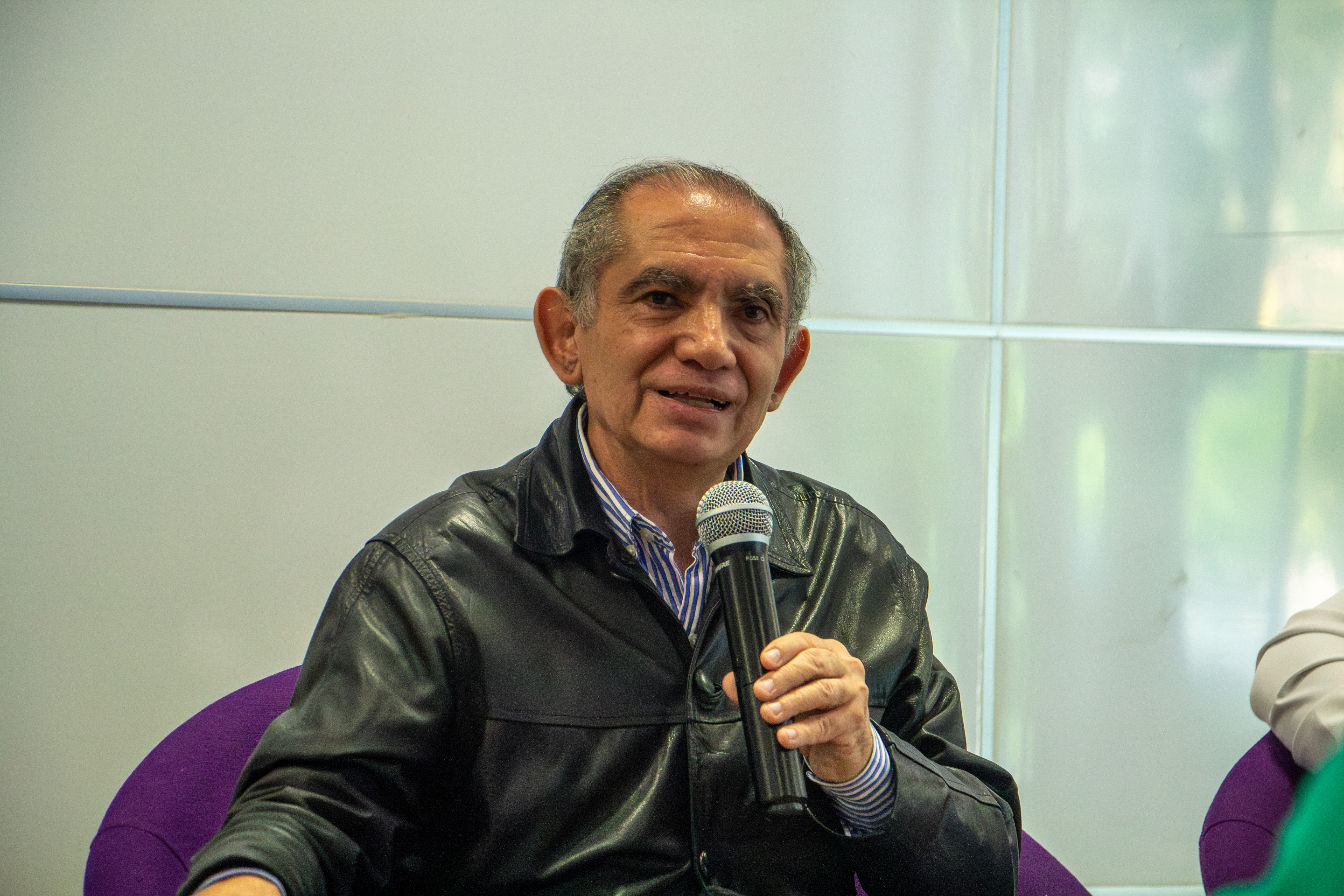 Presentan en CUCEA el libro “Former la jeunesse Perspectives, Internationales sur l'éducation post-pandémie”