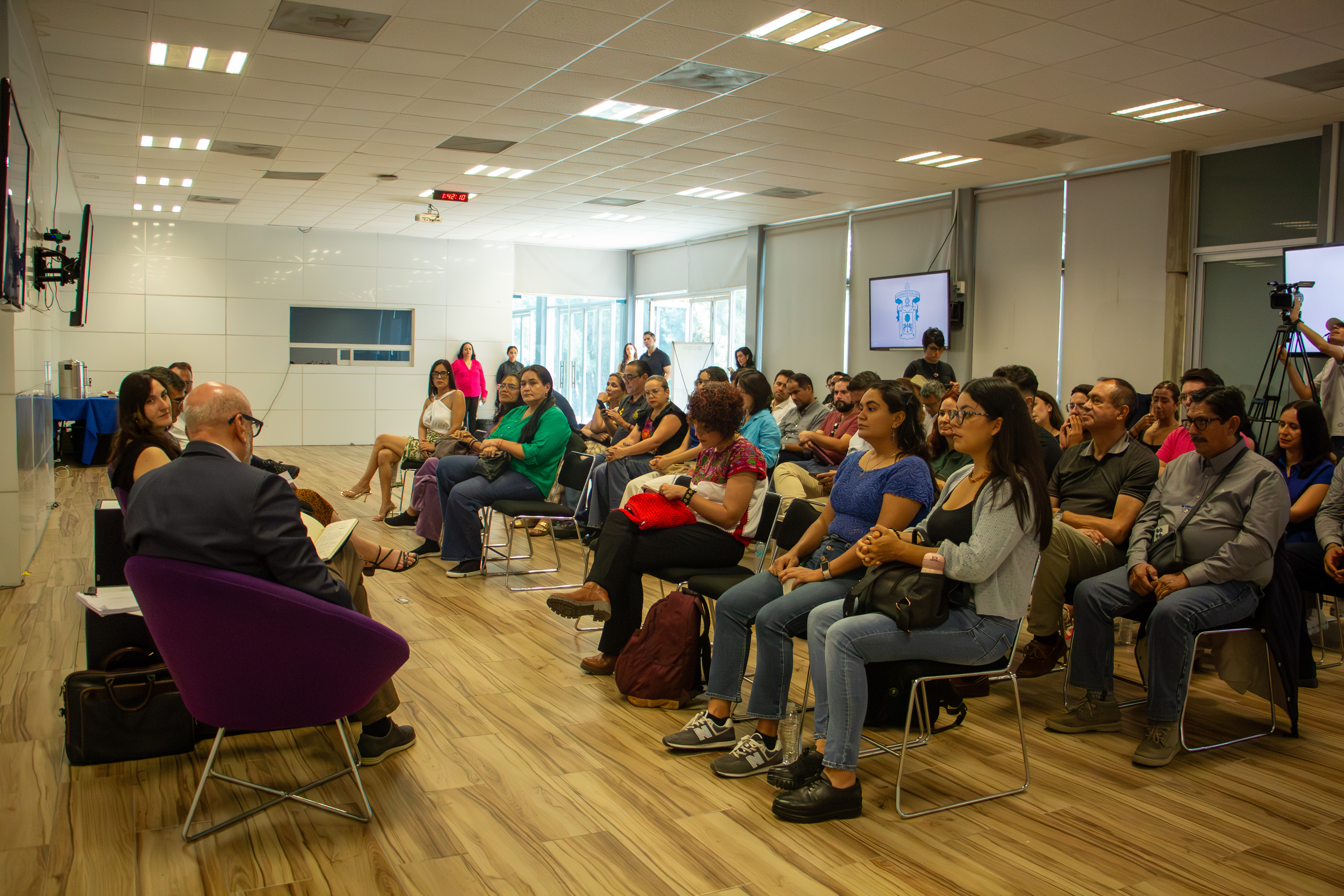 Presentan en CUCEA el libro “Former la jeunesse Perspectives, Internationales sur l'éducation post-pandémie”